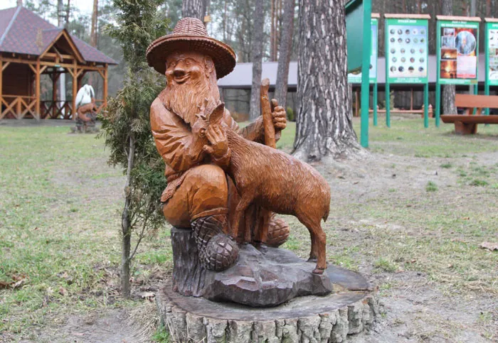 Деревянные скульптуры на территориях усадеб лесхозов встречаются повсеместно. фото